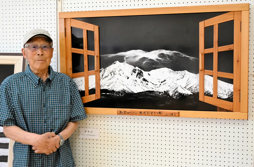 風景写真、卒寿の集大成 中富良野・渡辺さん個展 窓枠風の額縁も