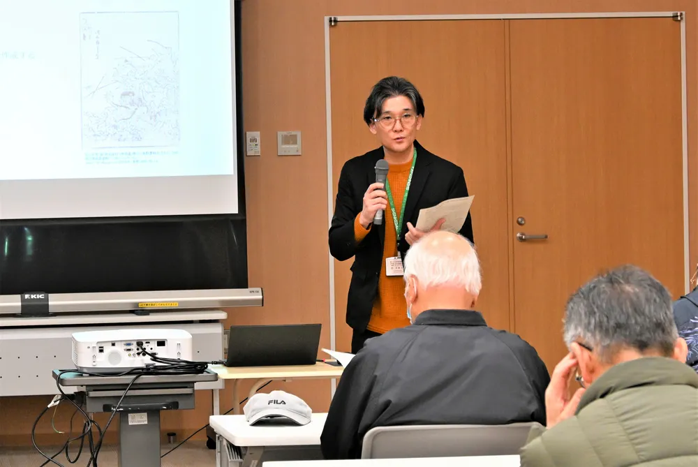 カッパのような妖怪「ミントゥチ」をテーマに説明する斉藤館長