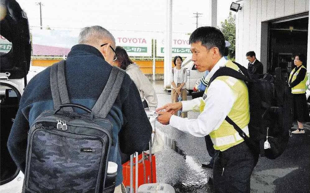 訪日客 ルール守り無事故で 市や道警旭本 レンタカー店で啓発:北海道新聞デジタル