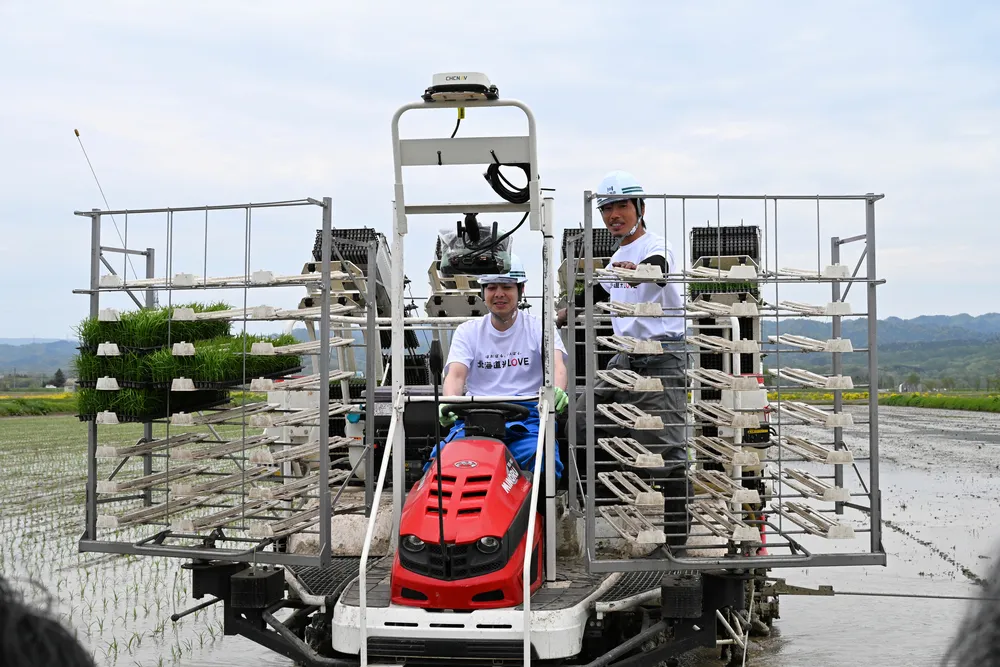 鈴木知事、由仁で田植え機運転 「道産米食べて」とPR：北海道新聞デジタル