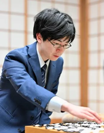 囲碁の第50期碁聖戦5番勝負第3局で、井山裕太碁聖を破った芝野虎丸十段=18日午後、東京都千代田区の日本棋院