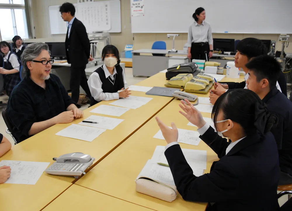 稚内高商業科3年の授業で生徒たちとイベント内容を考える尾崎さん（手前左）