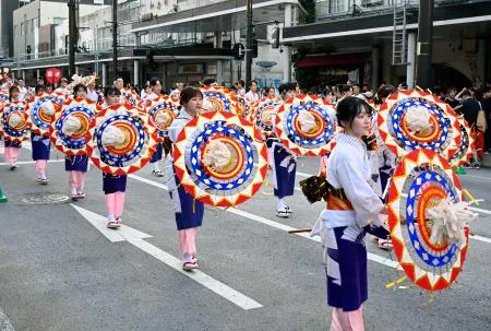 傘踊り、夏夜に響く鈴音 鳥取しゃんしゃん祭：北海道新聞デジタル