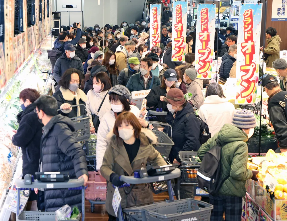 オープンと同時に大勢の買い物客が押し寄せた地下1階の「スーパーセンタートライアル」=20日午前9時5分（大城戸剛撮影）