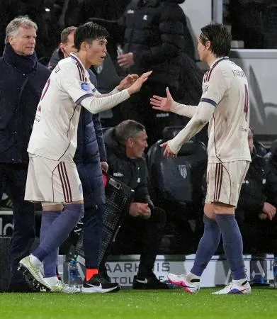 ヘラクレス戦の後半、冨安（左）と交代するアヤックスの板倉=アルメロ（共同）