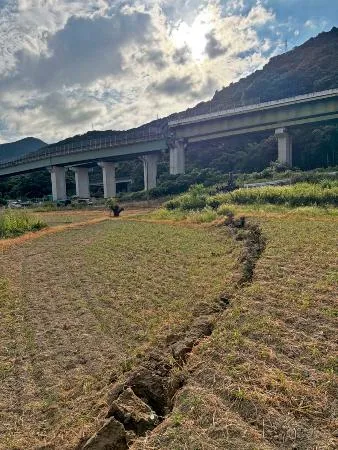 直下通る断層ずれ、高速道損傷か 複数箇所で地表に確認、熊本地震