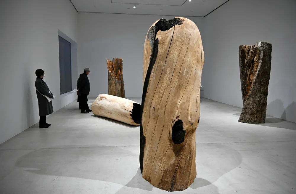 北の木彫、青森との共鳴 札幌出身・国松希根太さん個展 十和田市現代