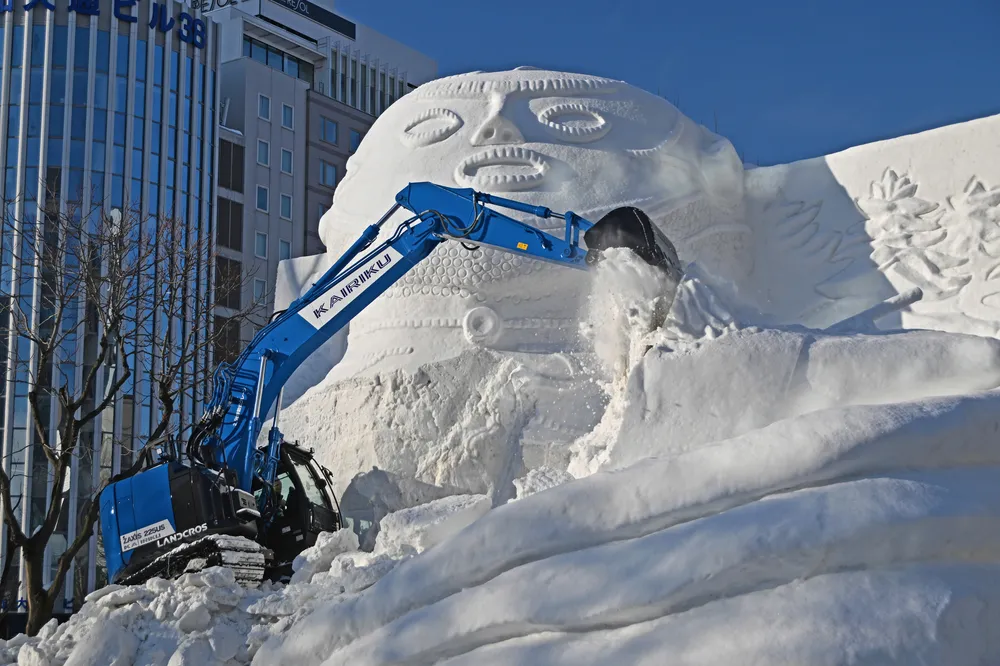 さっぽろ雪まつり閉幕 大雪像解体に観光客らどよめき：北海道新聞デジタル