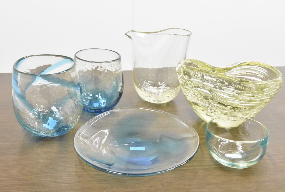 廃車ガラス、工芸品に変身 札幌のリサイクル会社と小樽の工房