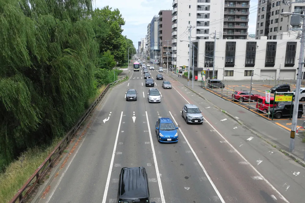 都心アクセス道路の工事が始まる北8条周辺の国道5号=8月中旬、札幌市東区