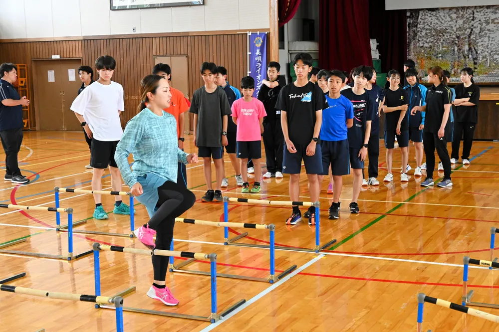 ハードルを使った練習方法を教える北風沙織さん（左手前）