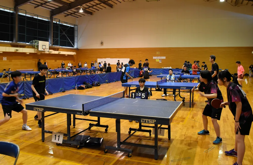 多世代が白熱ラリー　稚内で道新杯卓球大会