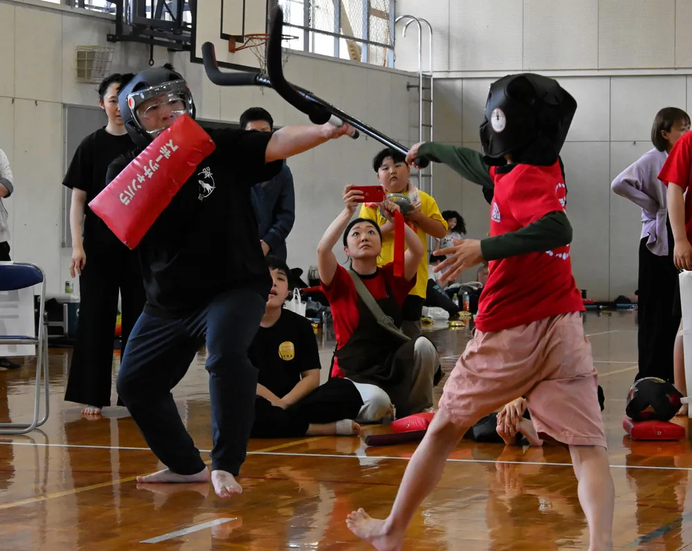 スポーツチャンバラ試合白熱 札幌で大会 55人練習成果競う：北海道新聞