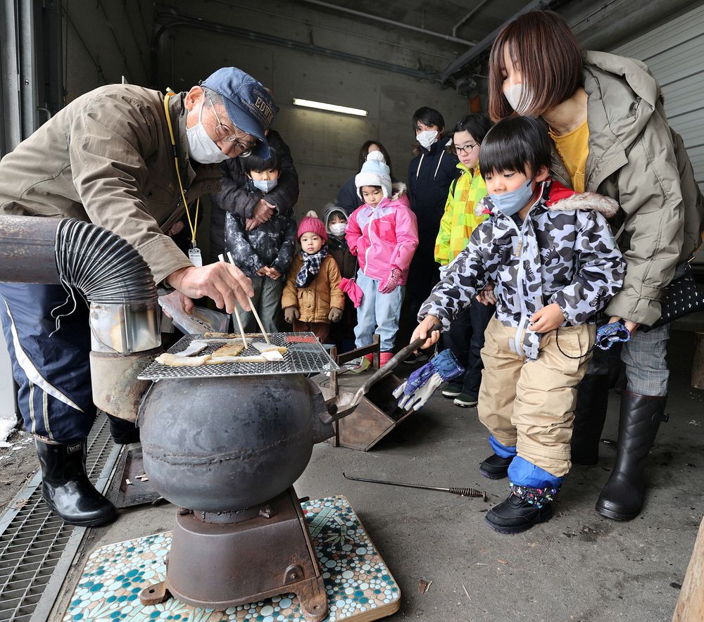 石炭くべるの大変」 旭川で体験会：北海道新聞デジタル