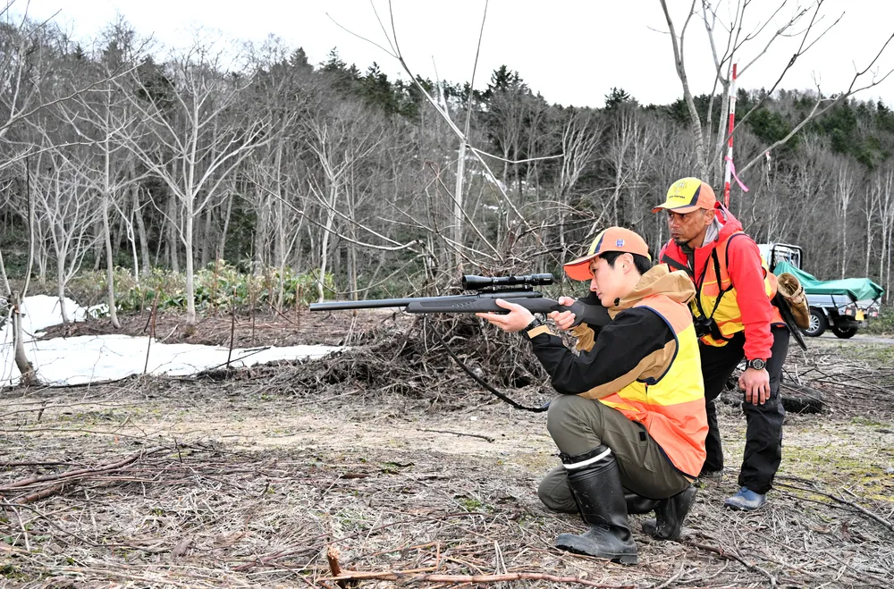 頼れるハンターに 深川の協力隊2人奮闘 有害鳥獣駆除が本格化：北海道