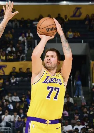ドンチッチら10人が先発 NBAオールスター戦：北海道新聞デジタル