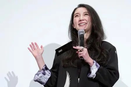 「Black　Box　Diaries」の国内上映が始まり、舞台あいさつする監督でジャーナリストの伊藤詩織さん=12日午後、東京都港区