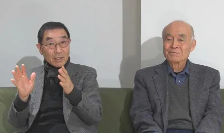 飯田市歴史研究所調査研究員の原英章さん（左）と「飯田市平和祈念館を考える会」代表の唐沢慶治さん=2025年1月11日、長野県飯田市
