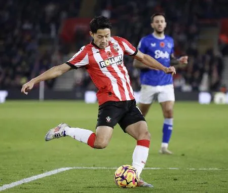 【最終値下げ】菅原由勢　実着用ユニ　サウサンプトン 菅原由勢が独ブレーメン加入 日本代表DF：北海道新聞デジタル