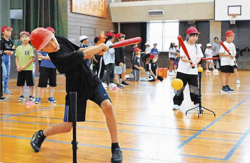 投打の基本 児童に楽しく 千歳で日ハムOB授業:北海道新聞デジタル