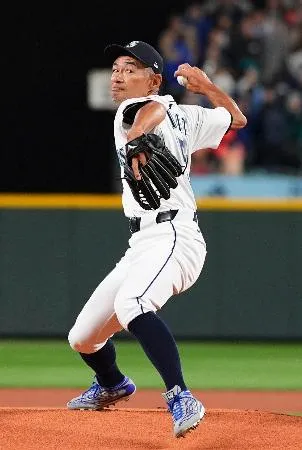 8月6日球場配布品　イチロー　野球殿堂　スケートボード(黒) 限定　マリナーズ イチローさんが始球式 マリナーズの開幕戦：北海道新聞デジタル