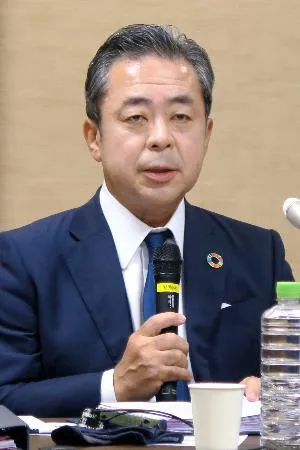 記者会見する生命保険協会の高田幸徳会長=18日午後、東京都千代田区