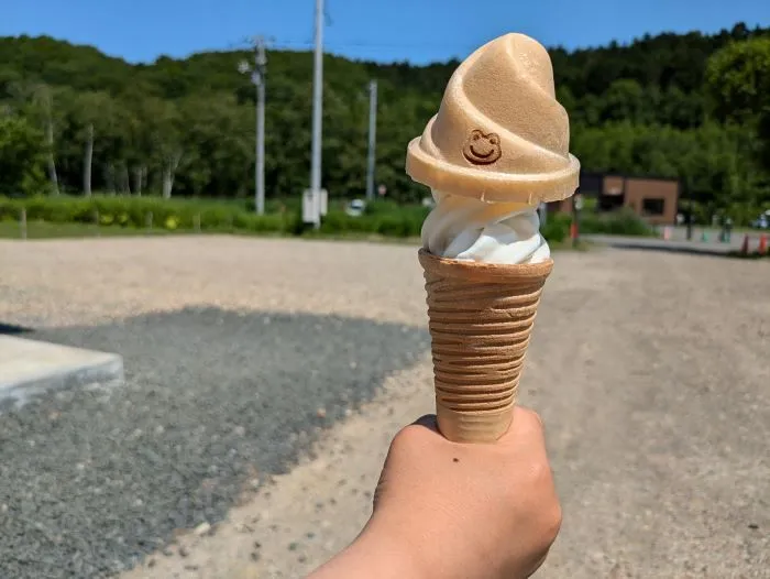 かえるマークが刻まれたかわいらしいソフトクリーム。1個500円