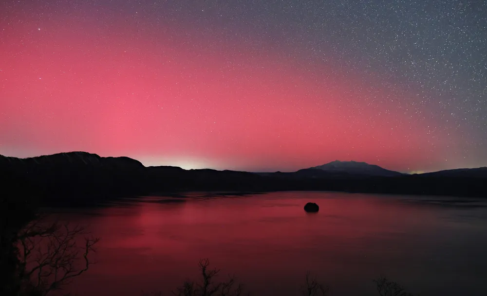 北の空染める幻想の赤　北海道各地でオーロラ観測
