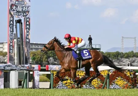 大阪杯】ベラジオオペラ 史上初の連覇 驚速コースレコード1分56