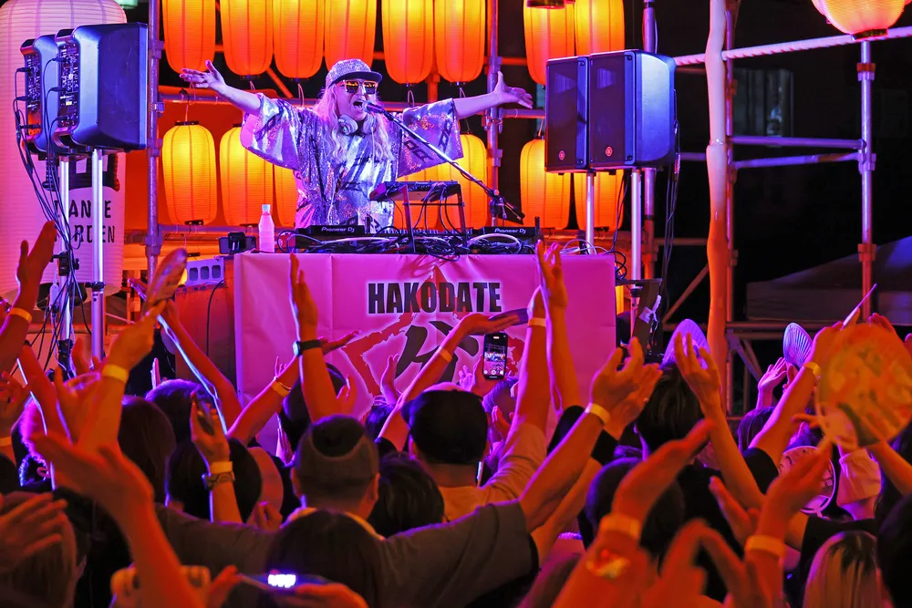 DJ KOOさん、盆踊り熱く 音楽にビアガーデン満喫 函館で催し：北海道