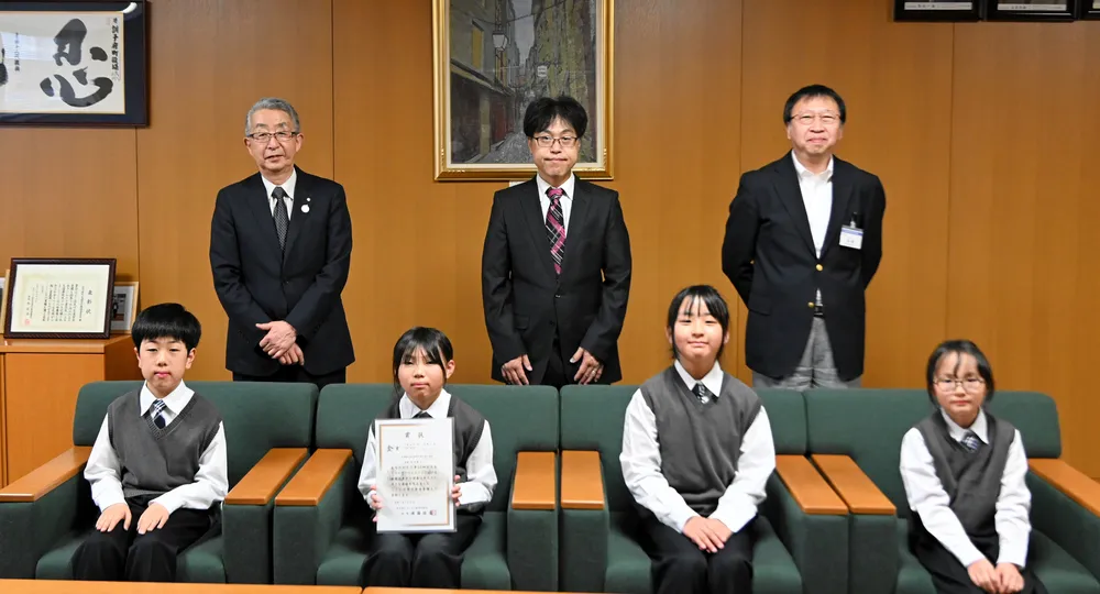 全国大会で金賞を受賞した訓子府小スクールバンドのメンバーら