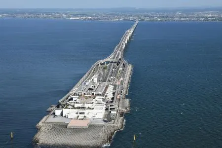 東京湾アクアライン。奥が千葉県木更津市側、手前が海ほたるパーキングエリア=2023年6月