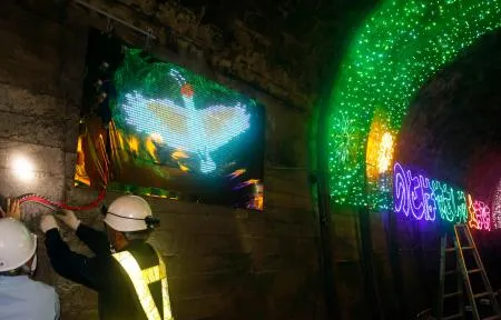 石川県穴水町の乙ケ崎トンネル内に設置された、トキが羽ばたく姿をイメージしたイルミネーション=18日午後