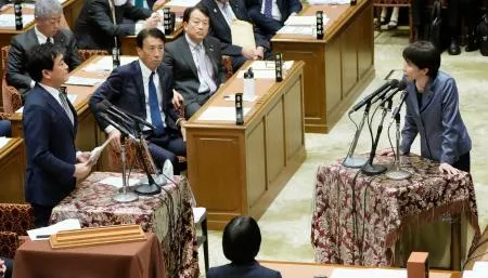 衆院予算委で国民民主党の玉木代表（左）の質問に答弁する高市首相=10日午後