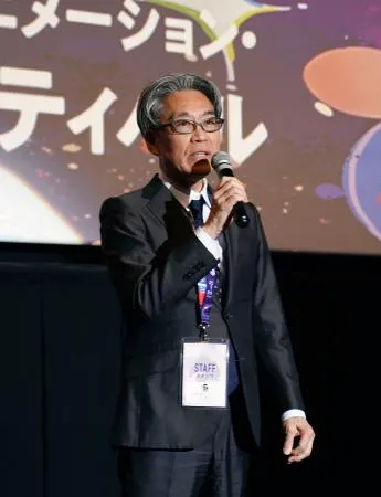開会式であいさつする井上伸一郎フェスティバル・ディレクター=12日午後、名古屋市