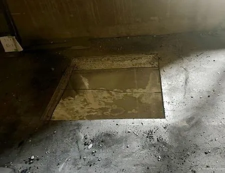 施工ミスで穴が開けられた「旧広島陸軍被服支廠倉庫施設」の床=広島市南区（県提供）