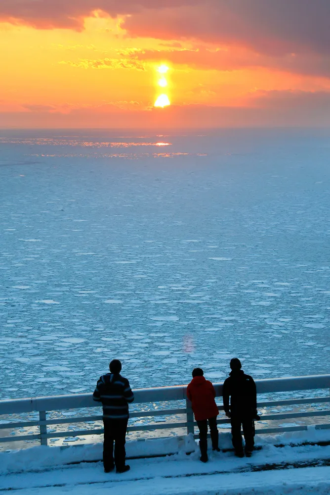 世界自然遺産・知床でサンピラー　流氷の海に幻想的な光景