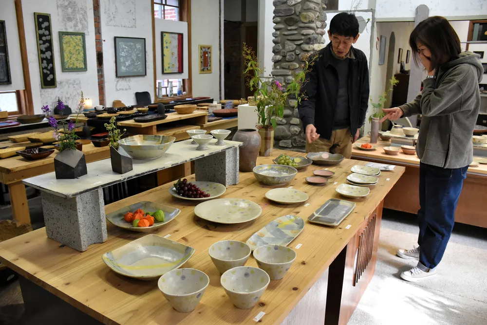 淡い色の陶器 好み見つけて 恵庭で小樽の作家作品展：北海道新聞デジタル