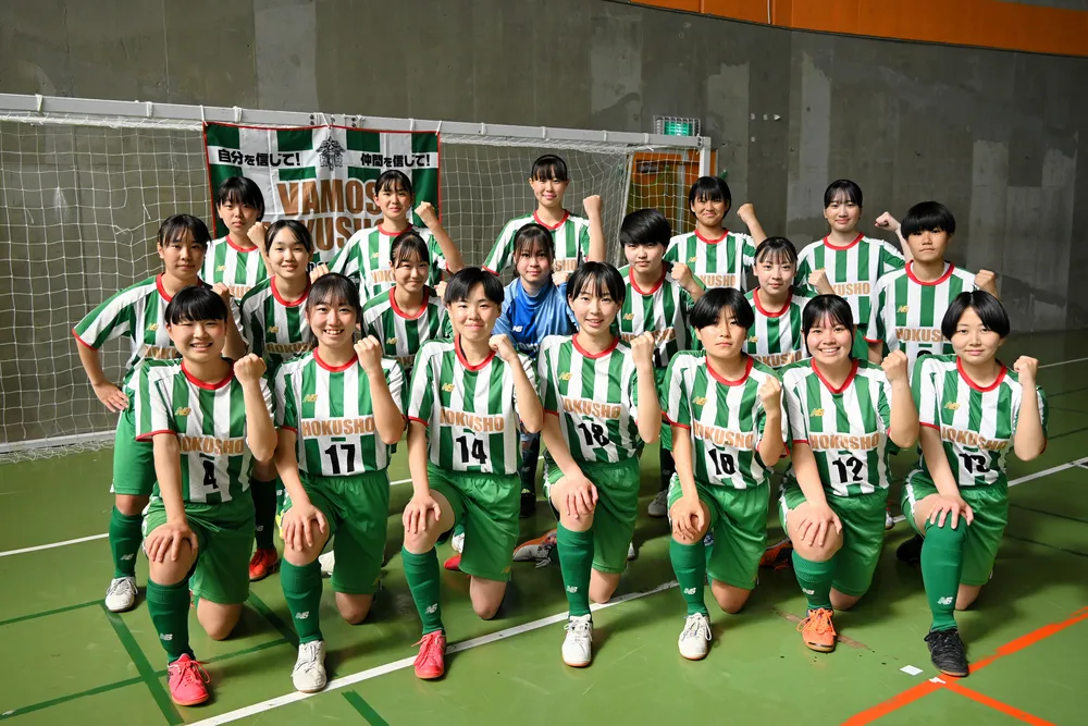 北海道女子サッカーリーグで12日の初戦を前に気合十分の北照高女子サッカー部の選手たち