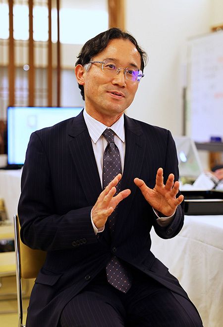 王位戦・定山渓対局について語る深浦康市九段＝７月１３日、札幌市南区定山渓温泉の「ぬくもりの宿ふる川」（大島拓人撮影）