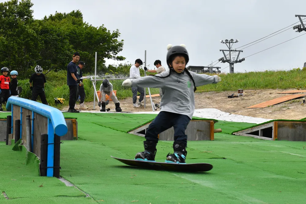 夏もスノボ 手づくり人工芝コース 稚内のスキー場に地元クラブ：北海道