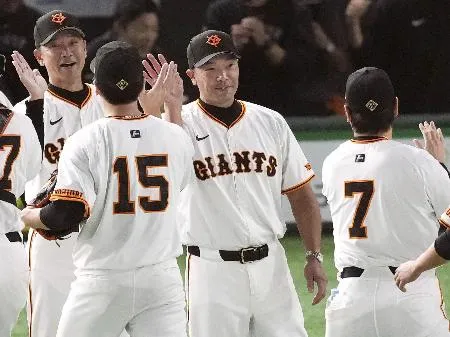 DeNAに連勝し、ナインとタッチを交わす巨人・阿部監督（中央）=東京ドーム