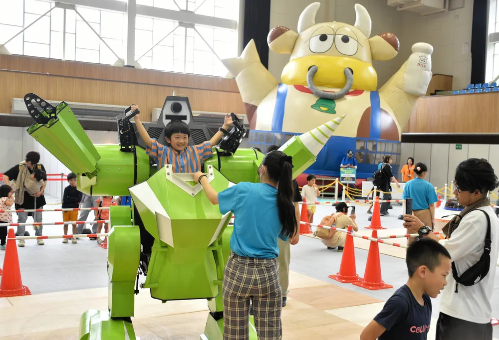 動くロボットに乗り歓声 幌延で「おもしろ科学館」：北海道新聞デジタル