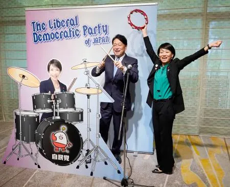 党大会会場に首相のフォトパネル 景品で「早苗グッズ」も：北海道新聞