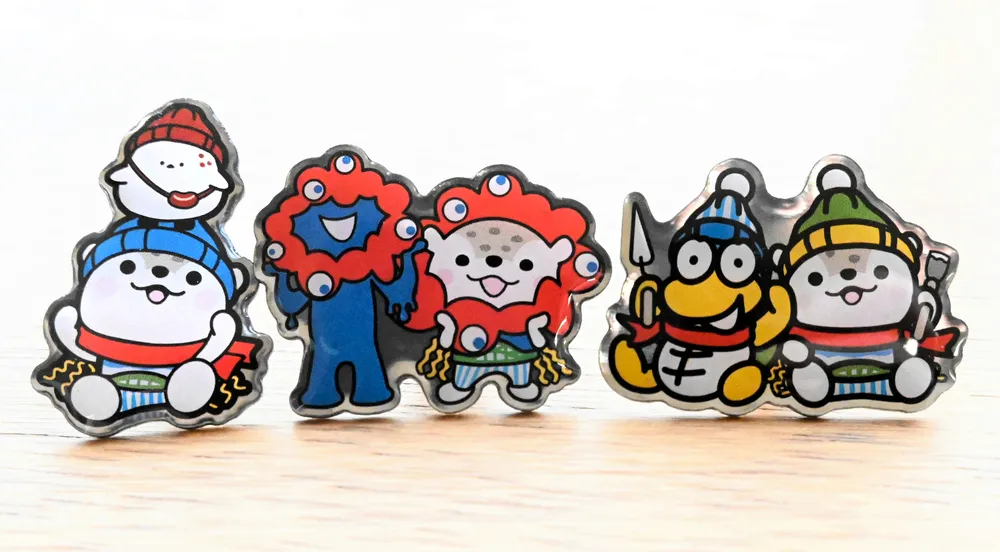 最安値 あさっぴーバッジ、他キャラと 旭川冬まつり3種販売：北海道 キッズコスチュームアクセサリー