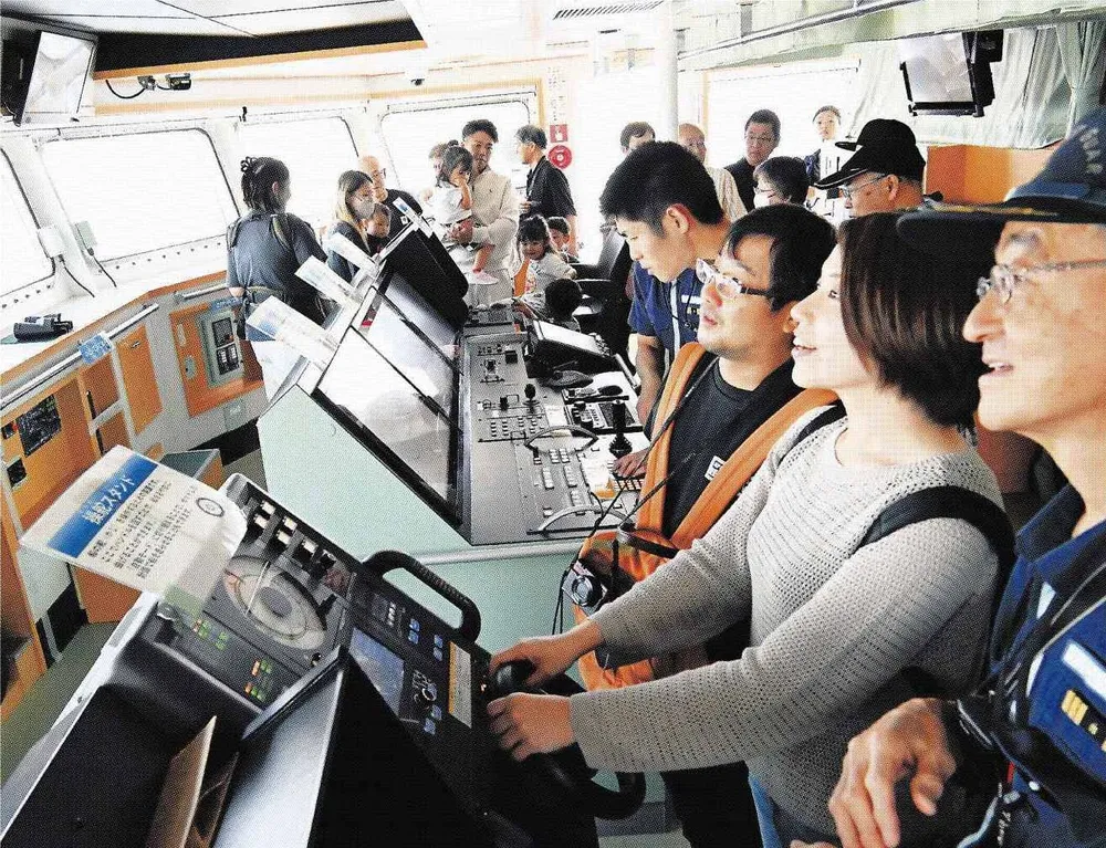 大型測量船「光洋」　見どころ満載　室蘭港　海保特別公開　市内外からファン：北海道新聞デジタル