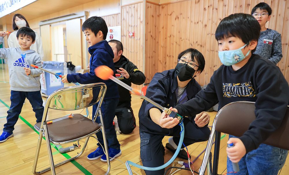 子供　人拓 ストローロケットびゅーん！ 釧路・鶴野小で親子実験教室：北海道新聞デジタル