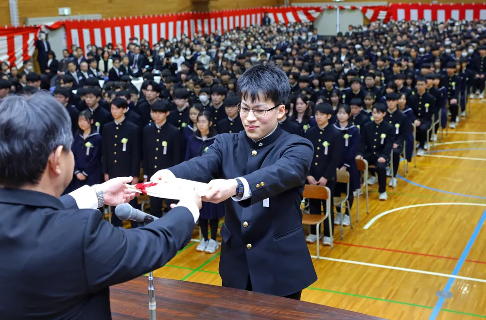 思い出胸に、学びや巣立つ 北海道内公立高で卒業式：北海道新聞