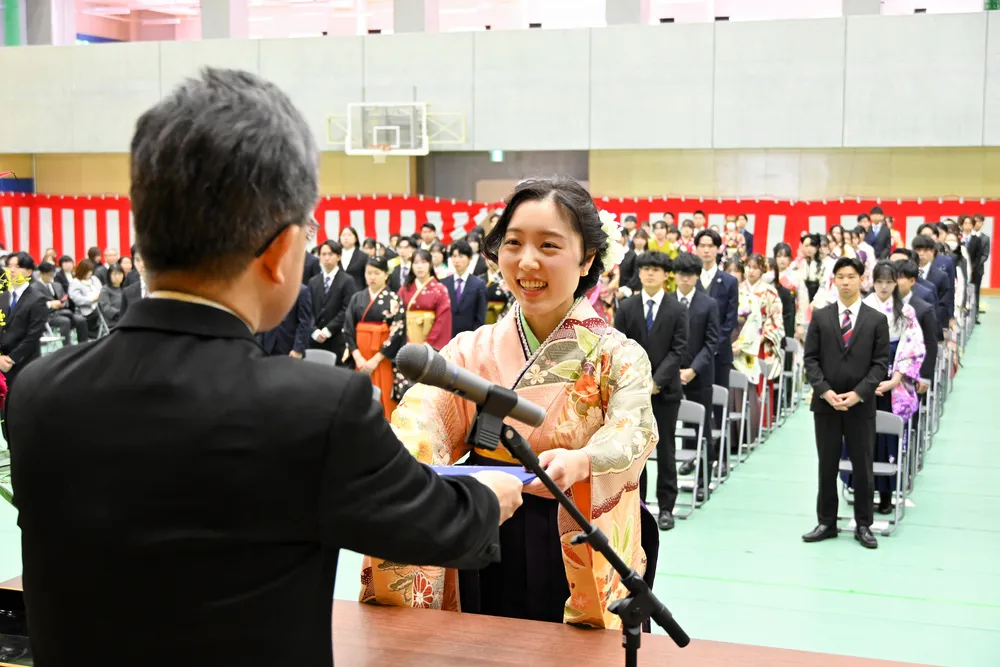 道教大岩見沢校の卒業生を代表し、学位記を受け取る総代の小野心音さん