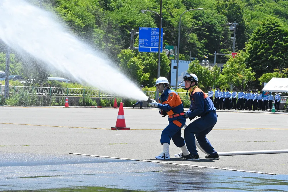 ポンプで放水、訓練真剣 室蘭市消防団が技能競う大会のサムネイル